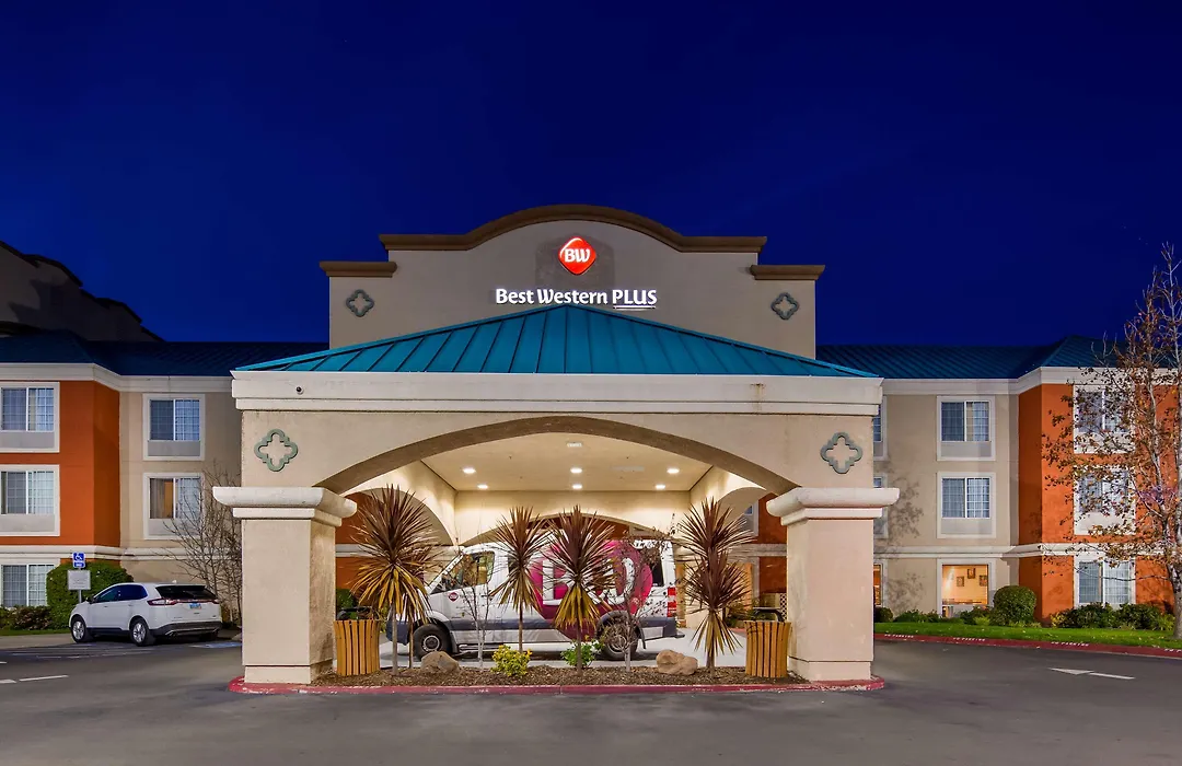 Best Western Plus Airport Inn & Suites-1